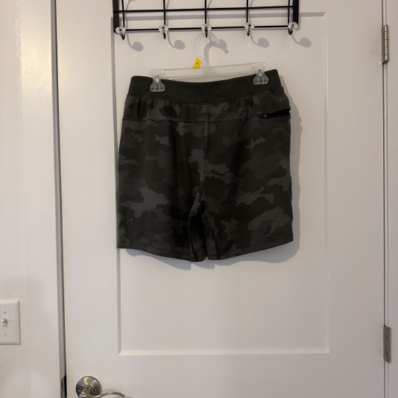 Camo Men's Lululemon Shorts - Picture 3 of 9